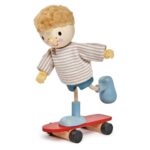 Figurine din lemn - Edward si skateboard-ul
